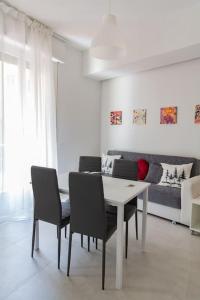 een woonkamer met een tafel, stoelen en een bank bij Modern Apartment near Ponte Vecchio. in Florence +7 foto's