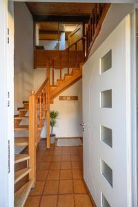 pasillo con escalera de madera y escalera en Casa Aurora, en Trento