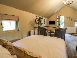 1 Schlafzimmer mit einem Bett und einem Esszimmer in der Unterkunft Pheasant in Carthorpe