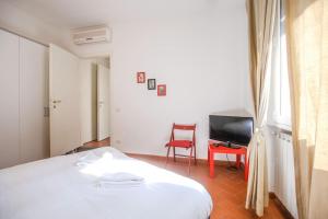 Televízia a/alebo spoločenská miestnosť v ubytovaní Nice Apartment Near Ponte Vecchio