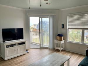 Μια τηλεόραση ή/και κέντρο ψυχαγωγίας στο 3 Bedroom Condo, Ocean Views & Short Walk to Beach!