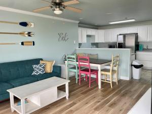 Η κουζίνα ή μικρή κουζίνα στο 3 Bedroom Condo, Ocean Views & Short Walk to Beach!