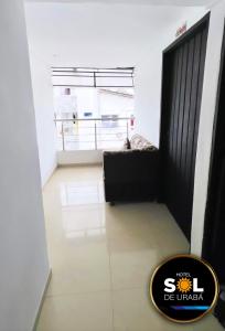 Zimmer mit schwarzer Tür und weißem Boden in der Unterkunft Hotel sol de uraba in Apartadó