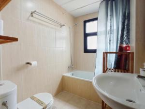een badkamer met toilet, wastafel en bad bij Estudio venus in Sierra Nevada +14 foto's