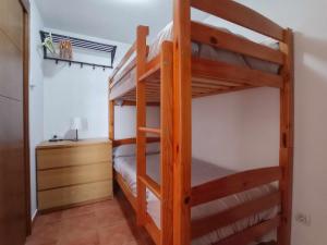 een slaapkamer met twee stapelbedden in een kamer bij Estudio venus in Sierra Nevada