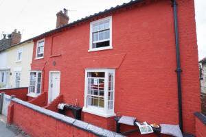 オールドバラにあるTiger Villa, Aldeburghの白窓赤壁の赤い家