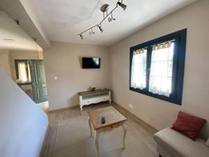ein Wohnzimmer mit einem Couchtisch und einem Sofa in der Unterkunft Casa en Montealegre reformada y acogedora (wifi) in Sámano