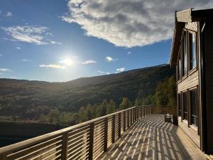 uma varanda de uma casa com vista para as montanhas em Hytte i Sogndal med panoramautsikt em Sogndal