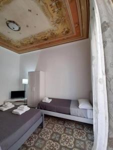 a room with two beds and a ceiling at Sant'Oliva28 in Palermo