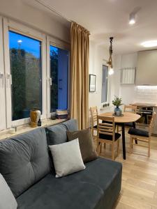 a living room with a couch and a table at Apartament La Playa! Najlepsza lokalizacja! in Hel