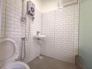 La salle de bains est pourvue de toilettes et d'un lavabo. dans l'établissement Maco Inn Century @Johor Bahru, à Johor Bahru