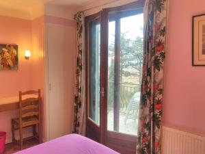 1 dormitorio con ventana y vistas a un balcón en Bed & Diner Les Terrasses de La Palme, en Lapalme