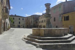 una fontana in mezzo a una strada di La Peschiera ad Asciano