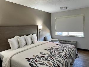 Un pat sau paturi într-o cameră la Red Roof Inn Georgetown, KY
