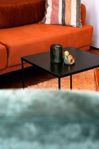 - une table basse noire dans le salon avec un canapé dans l'établissement Stilvolles Apartment in zentraler Lage, à Graz