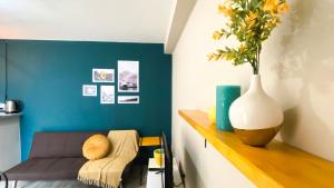 a living room with a couch and a vase on a shelf at Amanecer del Fuego III in Ushuaia