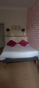 ミルマンドにあるHôtel de Mirmandeのベッドルーム1室(大型ベッド1台、赤い枕付)