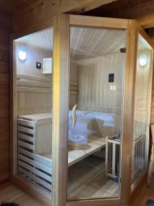 Voodi või voodid majutusasutuse Chalet Biene - Swiss Alp Chalet with Sauna and Jacuzzi toas