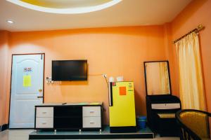 Camera con frigorifero e TV a parete. di Windsor Resort a Lopburi