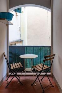 dwa krzesła i stół w pokoju ze stołem w obiekcie Classic Florentine Flat Near Piazza Santa Croce we Florencji +5 zdjęć