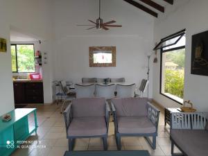 Habitación con sillas, mesa y cocina. en Conjunto vacacional Cocomar-Casa 6-5h, en Carrizal