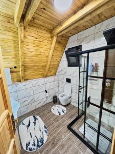 baño con aseo y techo de madera. en Tenta bungalov en Rize