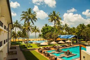 una vista aérea del complejo con piscina y playa en Camelot Beach Hotel, en Negombo