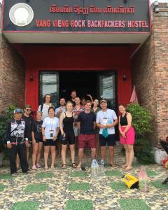 eine Gruppe von Personen, die vor einem Gebäude stehen in der Unterkunft Vangvieng Rock Backpacker Hostel in Vang Vieng