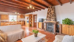 - un salon avec un canapé et une cheminée dans l'établissement Casa Villalba Almachar by Ruralidays, à Almáchar