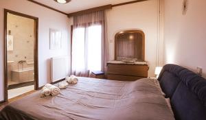 Georgia's GuestHouse في كاستوريا: غرفة نوم عليها سرير وفوط
