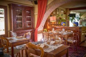A seating area at Il Poggio