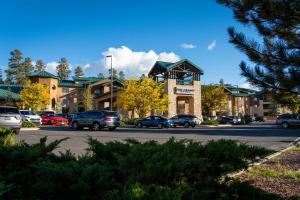 a parking lot with cars parked in front of a building at The Grand Hotel at the Grand Canyon in Tusayan