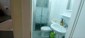 W łazience znajduje się toaleta, umywalka i prysznic. w obiekcie Beachfront Studio Apartment Bat Yam 412 w mieście Bat Jam