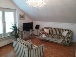 ein Wohnzimmer mit 2 Sofas und einem TV in der Unterkunft Urlaubs Oase in Telgte
