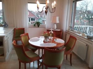 uma sala de jantar com mesa e cadeiras em Urlaubs Oase em Telgte