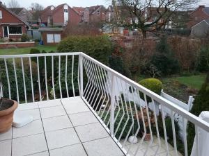 una ringhiera bianca su un balcone con cortile di Urlaubs Oase a Telgte