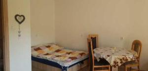 Habitación pequeña con cama y mesa en Noclegi u Dorki, en Kurzętnik