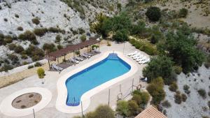 een uitzicht over een zwembad in een resort bij Casas Rurales Cortijo Leontino in Taberno