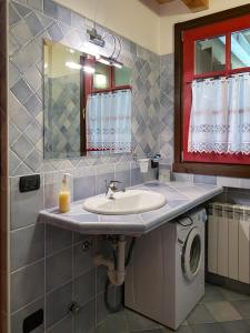 Un baño con lavabo y lavadora. en Panorama Sozzine, en Ponte di Legno 21 fotos más
