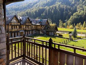 Una casa en las montañas con balcón en Panorama Sozzine, en Ponte di Legno