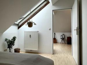 Helles Apartment im Zentrum في غراتس: غرفة نوم بسرير وباب زجاجي منزلق