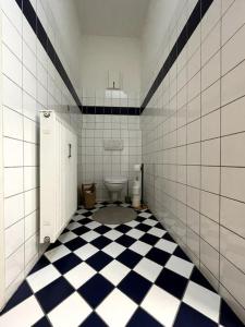 a bathroom with a black and white checkered floor at Helles Apartment im Zentrum in Graz