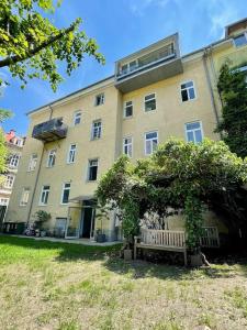 un grand bâtiment avec un banc devant lui dans l'établissement Helles Apartment im Zentrum, à Graz