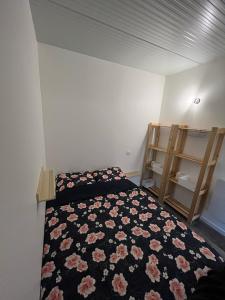 ベグルにあるLa Bordelaise - Logement cosy avec jardin à Bèglesのベッドルーム1室(花柄のベッドカバー付)
