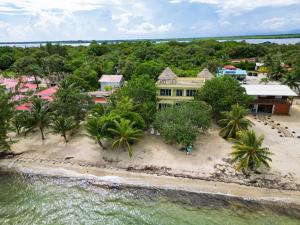 una vista aérea de una casa en la playa en Casa Chachalaca en Maya Beach