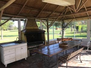 patio con mesa y horno al aire libre en Casa Quinta Chascomús en Chascomús