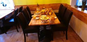 einen Holztisch mit Essen darauf in einem Restaurant in der Unterkunft Hotel Stella in Netphen