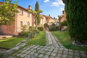 un camino empedrado frente a una casa en Il Poggio, en Celle sul Rigo