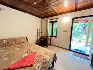 Munroe IslandMunroe Nest Homestay的一间卧室配有床和大型投影屏幕
