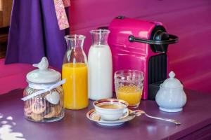 - une table avec des bouteilles de lait et une tasse de café dans l'établissement Roulotte Insolite avec terrasse proche Paris, à Noisy-le-Grand